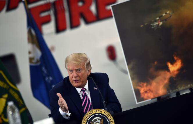 Le président américain à l’aéroport de Sacramento, lundi 14 septembre, où il échange avec les responsables des secours qui luttent contre les flammes en Californie.