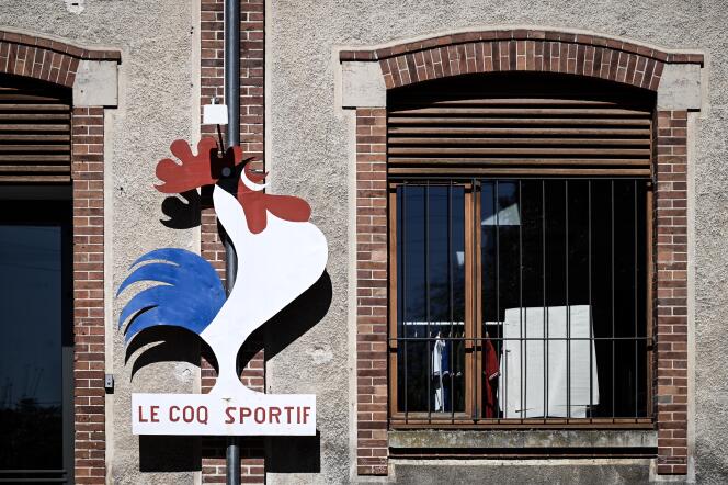 Devant l’usine Le Coq sportif de Romilly-sur-Seine (Aube) , en mai 2019.