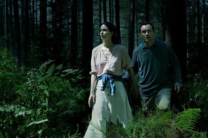 Katherine Waterston et Jude Law, dans la série « The Third Day ».