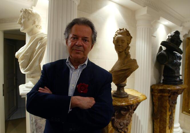 L’éditeur d’art italien Franco Maria Ricci pose dans son appartement à Rome, le 18 mars 2004.
