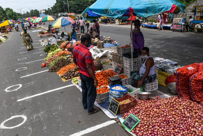 Dans un marché à Chennai, sur la côte est de l’Inde, des vendeurs sont à leurs stands en appliquant des règles de distanciation, le 11 septembre. L’économie du pays devrait plonger de 9 % en 2020.