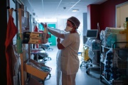Une infirmière dans une unité de soins intensifs, à l’hôpital Robert-Ballanger à Aulnay-sous-Bois (Seine-Saint-Denis), le 15 septembre 2020.