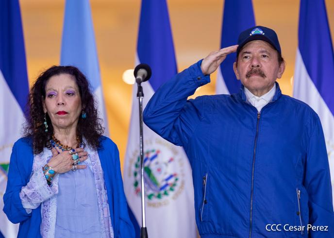 Le président du Nicaragua Daniel Ortega (en fonction depuis 2007) et sa vice-présidente Rosario Murillo, lors des commémorations d’indépendance du pays, le 15 septembre 2020.
