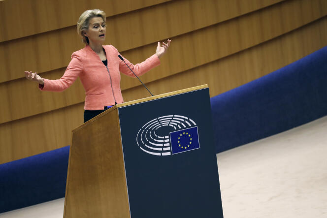 Ursula von der Leyen retire son masque avant de livrer son discours sur l’état de l’Union, le 16 septembre, au Parlement européen, à Bruxelles.