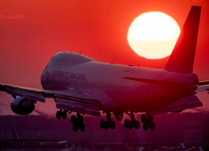 Oxfam recommande d’appliquer une taxe carbone sur les produits de luxe (SUV, vols fréquents en classe affaires, jets privés).