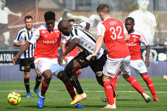 Les joueurs rémois (en rouge) lors d’un déplacement à Angers, le 13 septembre en Ligue 1.
