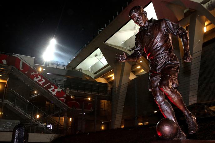 La statue de Raymond Kopa, légende du club, à l’entrée du stade Auguste-Delaune de Reims.