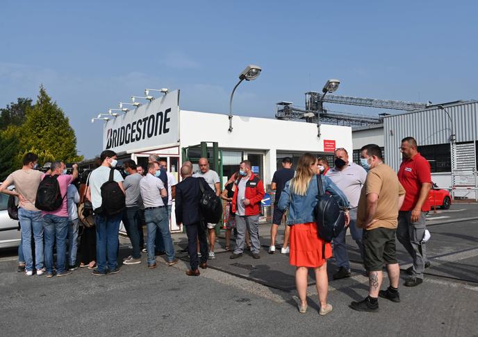 Les salariés se rassemblent dans la cour de l’usine Bridgestone après l’annonce de la fermeture du site, à Béthune (Pas-de-Calais), le 16 septembre.