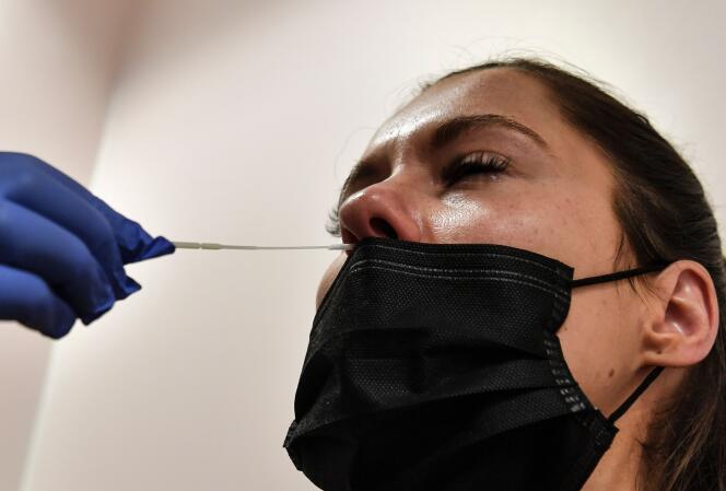 Une femme se soumet à un test PCR, dans un laboratoire d’analyses de Neuilly-sur-Seine, près de Paris, le 15 septembre.