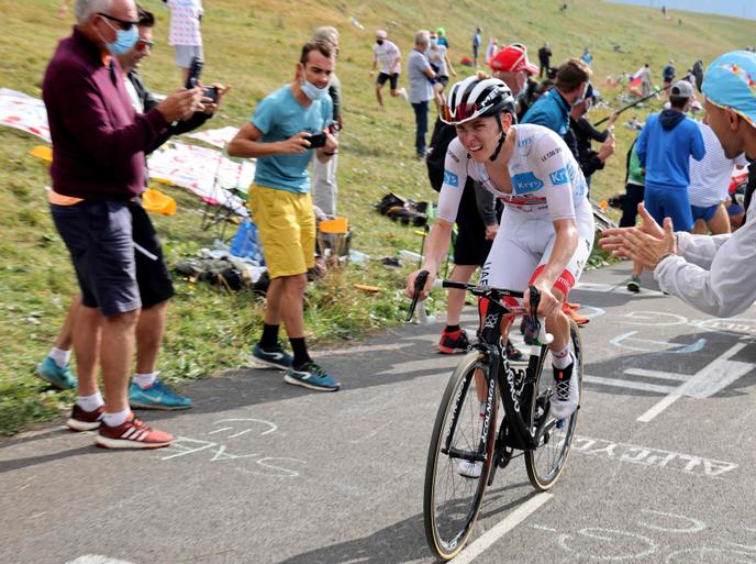 A 21 ans, Tadej Pogacar (ici mercredi dans l’ascension du col de la Loze) occupe la deuxième place du classement général, 57 secondes derrière Primoz Roglic, à quatre jours de l’arrivée à Paris.