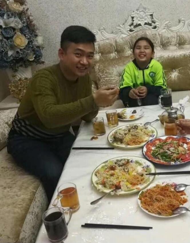 La fille de 11 ans de Zumret Dawut, et son « cousin »