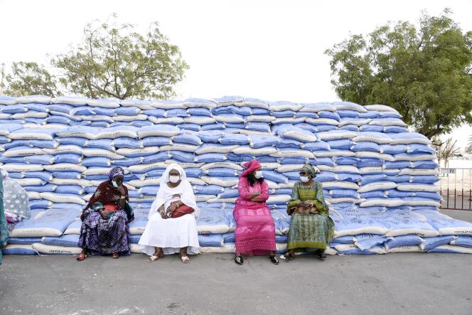Lors d’une distribution de sacs de riz à des habitants de Dakar, le 10 avril 2020.