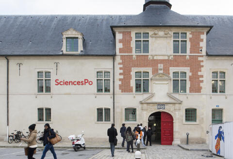 Entree du campus de Reims place Museux avec etudiants Portes, porte d'entrée