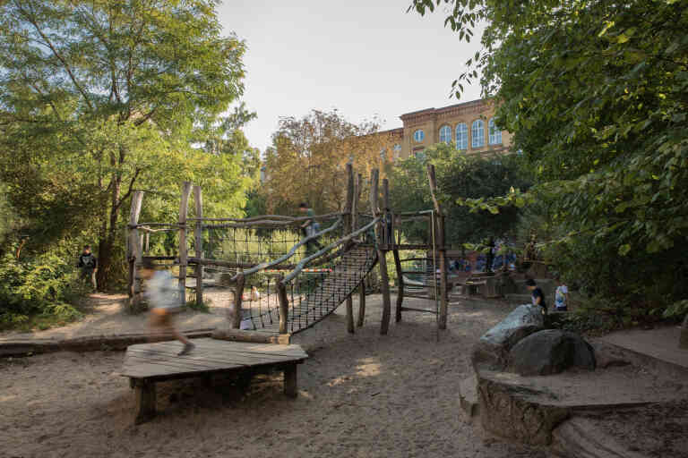 École Neumark, Reportage sur les cours d'écoles berlinoises vertes, créées par les élèves avec un paysagiste de la ville (du centre Gruen Macht Hof), à Berlin © Amélie Losier
