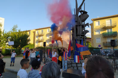 À Décines-Charpieu, le 24 juillet, devant le premier mémorial du génocide arménien érigé en France, trois jeunes femmes ont allumé des fumigènes aux couleurs du drapeau arménien pour soutenir leur pays attaqué par l'Azerbaïdjan.