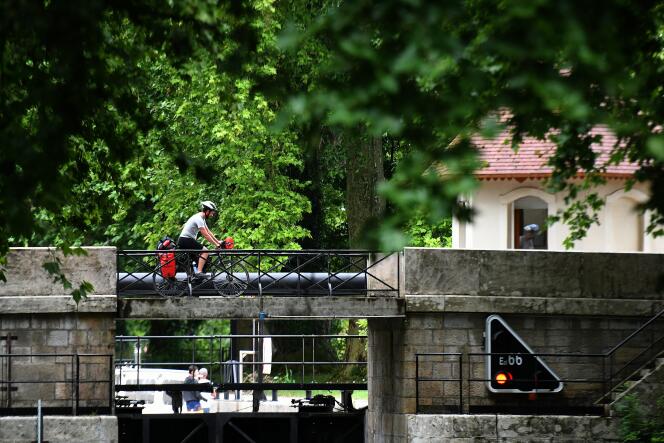 Un cycliste emprunte la voie Eurovélo 6, qui traverse l’Europe d’ouest en est, de Nantes à Budapest, à hauteur de Brevans (Jura), le 15 juillet.
