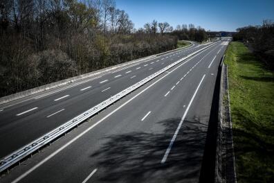 A picture taken on March 23, 2020 at Isle-Aumont in Aube department shows the deserted A5 highway, on the seventh day of a lockdown aimed at curbing the spread of the COVID-19 (novel coronavirus) in France. (Photo by STEPHANE DE SAKUTIN / AFP)