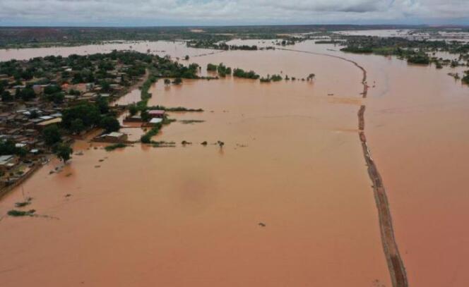 La digue qui protège Niamey des crues du fleuve Niger a rompu, le 6 septembre.