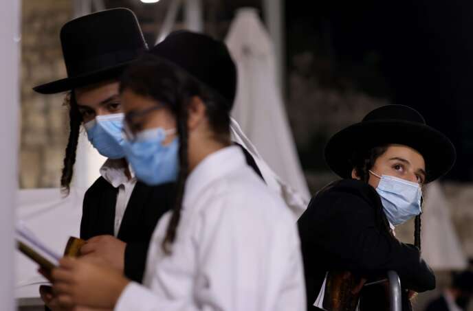 Jóvenes judíos ultraortodoxos, viernes 18 de septiembre en Jerusalén.
