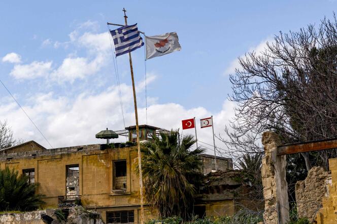 Les drapeaux de la Grèce, de Chypre, de la Turquie et de la république autoproclamée turque du nord de Chyprre  dans la capitale divisée Nicosie, sur l’île de Chypre, le 7 février.