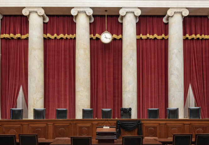 Le siège de Ruth Bader Ginsburg drapé de noir à la Cour suprême américaine, le 19 septembre à Washington.