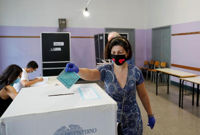 Dans un bureau de vote de Rome, le 20 septembre.