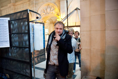 French journalist Denis Robert arrives at Paris courthouse for the trial of the so-called "Clearstream affair" on September 28, 2009. French former Prime minister Dominique de Villepin is suspected of orchestrating a leak in 2004 of a faked list of account holders at the Clearstream bank, which included French president Nicolas Sarkozy's name. Two European defence company (EADS) executives, ex-vice president Jean-Louis Gergorin and research chief Imad Lahoud, also face charges along with journalist Denis Robert, who broke the story, and accountant Florian Bourges, accused of stealing the lists from Clearstream. AFP PHOTO / MARTIN BUREAU (Photo by MARTIN BUREAU / AFP)