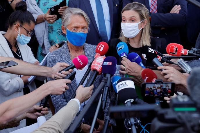 La ministre du travail, Elisabeth Borne, et la ministre déléguée à l’industrie, Agnès Pannier-Runacher, à Béthune, le 21 septembre 2020.