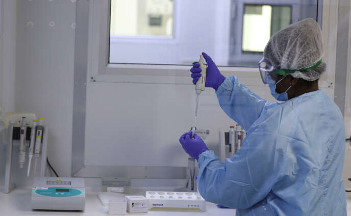 Une scientifique de CapeBio Technologies travaille sur un kit de test pour les malades atteints du Covid-19 dans un laboratoire de Centurion, en Afrique du Sud, le 23 juin 2020.