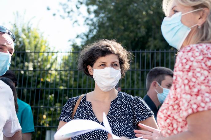 La maire de Strasbourg, Jeanne Barseghian, lors de l’inauguration d’une installation de panneaux solaires dans sa ville, le 15 septembre.