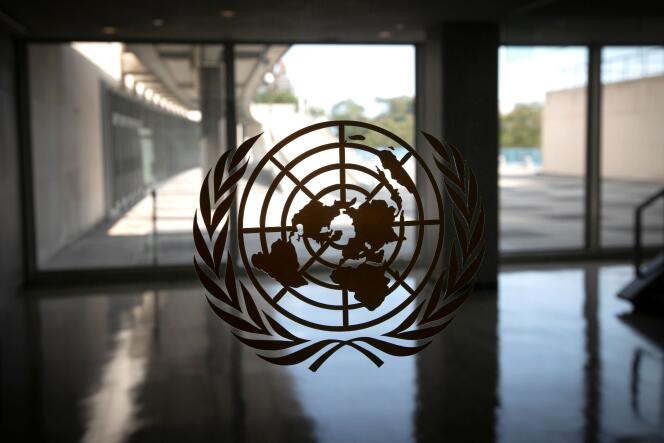 Le logo de l’Organisation des Nations unies (ONU) sur une fenêtre du siège, à New York, le 21 septembre 2020.