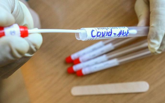 Un laborantin manipule des échantillons pour les tests de dépistage du Covid-19, à Berlin, en Allemagne, le 22 septembre.