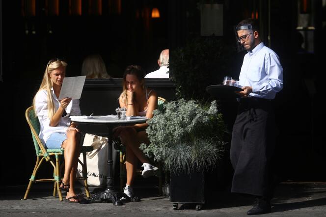 Un serveur portant une visière de protection sur la terrasse d’un restaurant de Chelsea, au Royaume-Uni, le 22 septembre 2020.