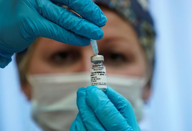 Préparation d’un vaccin russe « Spoutnik V » contre le Covid-19, en phase d’essais, dans une clinique de Moscou, le 17 septembre.