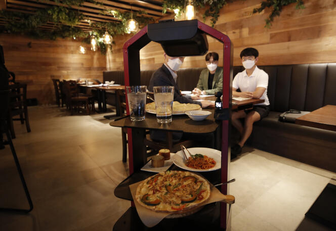 Un robot serveur dans un restaurant de Séoul (Corée du Sud), le 15 septembre.