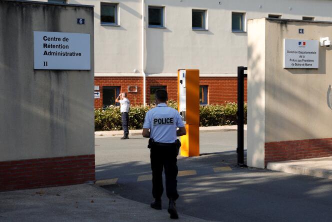 A l’entrée du centre de rétention administrative du Mesnil-Amelot (Seine-et-Marne), le 16 septembre.