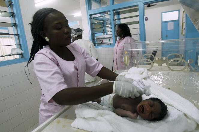 Une sage-femme s’occupe d’un nouveau-né à l’hôpital de Treichville, en Côte d’Ivoire, en 2015.