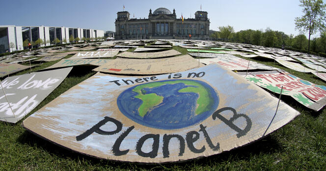 Lors d’une manifestation pour le climat devant le Bundestag, à Berlin, le 24 avril.
