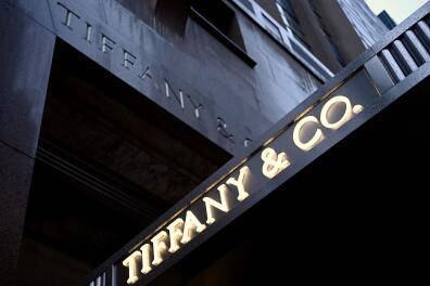 (FILES) In this file photo the logo of luxury jewelry and specialty retailer Tiffany &amp; Co is seen on 5th Avenue in Manhattan on October 27, 2019 in New York City. A US court is to hear a lawsuit by jeweller Tiffany against French luxury giant LVMH in January, but Bloomberg news agency reported that the two sides have been urged to try and patch things up before then. A planned tie-up worth an estimated $16.2 billion was announced in late 2019, which would make it the luxury sector's biggest deal this century.However, it was called off by LVMH when it said on September 9, 2020 that it "will not be able to complete the acquisition." / AFP / Johannes EISELE
