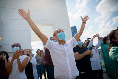 Ronni Gamzu. CEO of Tel Aviv Sourasky Medical Center cheers an Israeli airforce acrobatic team flying over Ichilov hospital in Tel Aviv on Israel's 72nd Inependence Day. This year, the airforce will fly over all the hospitals in Israel as a way of honouring the medical staff during the Coronavirus outbreak. April 29, 2020. Photo by Miriam Alster/Flash90 *** Local Caption *** ×™×•× ×”×¢×¦×ž××•×ª
×ž×˜×¡
×ª×œ ××‘×™×‘
×¨×•× ×™ ×’×ž×–×•
××™×›×™×œ×•×‘
×§×•×¨×•× ×”
×ž×˜×•×¡×™×
×ª×œ ××‘×™×‘
×“×’×œ×™×
×“×’×œ ×™×©×¨××œ
