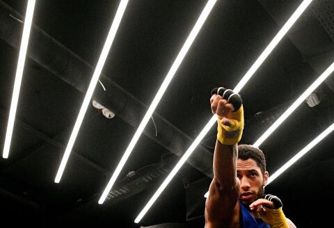 French boxer Tony Yoka takes part in a practice session in Paris on September 22, 2020 ahead of his International Heavyweight fight over ten rounds against France's Johann Duhaupas. / AFP / FRANCK FIFE 