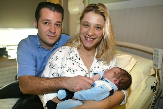 Pierre, premier père à prendre son congé de paternité, pose, le 31 décembre 2001 à l'institut mutualiste Montsouris à Paris dans le 14e arrondissement, en compagnie de Virginie et de son fils Evan.