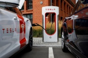 Une voiture Tesla, lors de la présentation du nouveau système de recharge, le 10 septembre à Berlin.