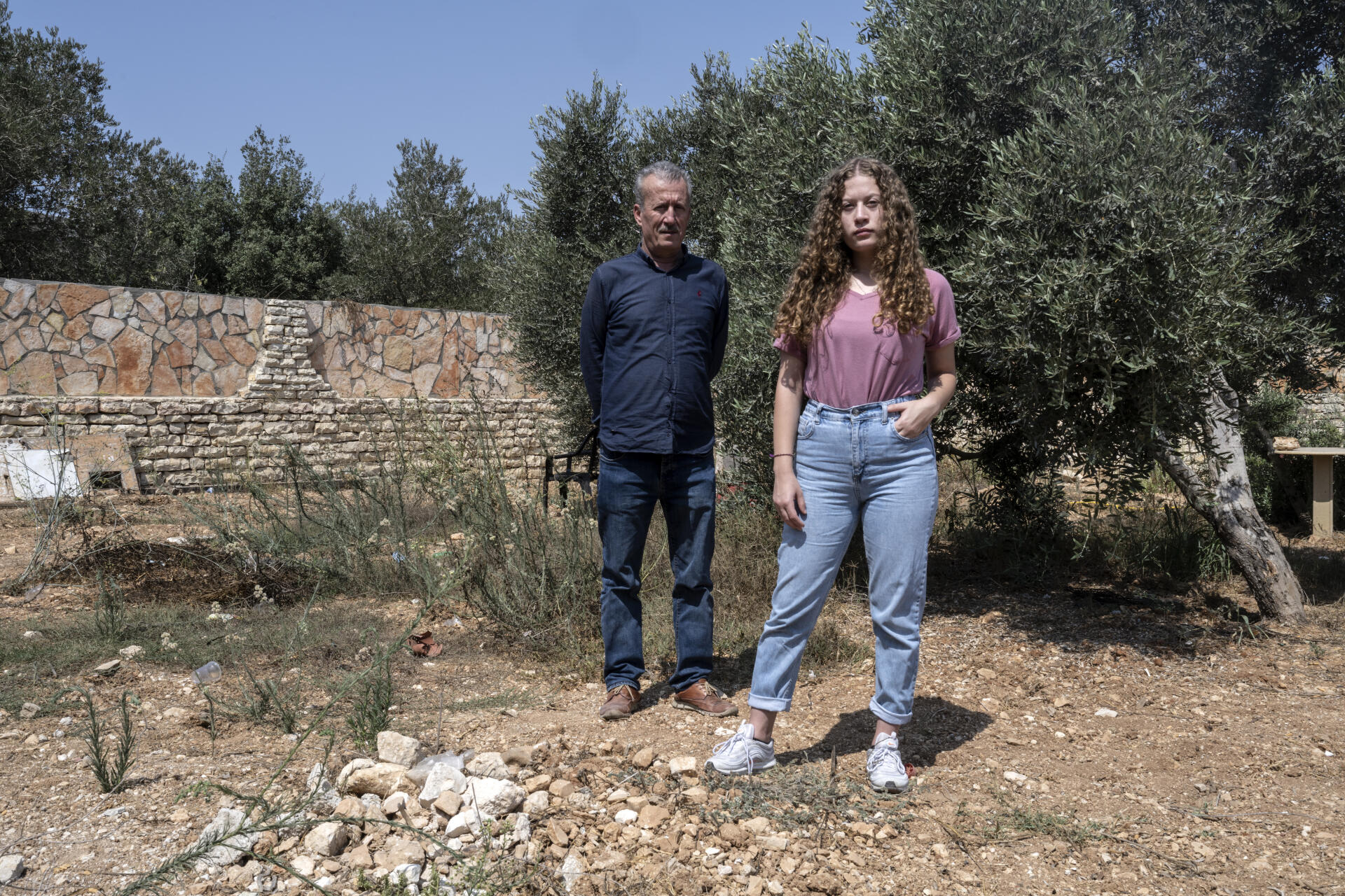 Bassem Tamimi et sa fille, Ahed, célèbre pour avoir giflé un soldat israélien en 2017. Le 18 septembre 2020, au village de Nabi Saleh.
