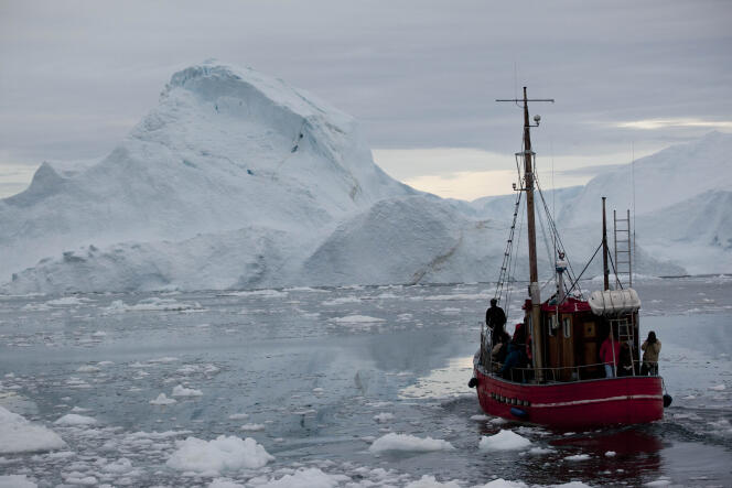Un bateau traverse la glace flottante près d’Ilulissat, au Groenland, le 18 juillet 2011.