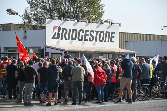 Des salariés de Bridgestone devant le site de Bethune, le 17 septembre 2020, au lendemain de l’annonce de la fermeture de l’usine.
