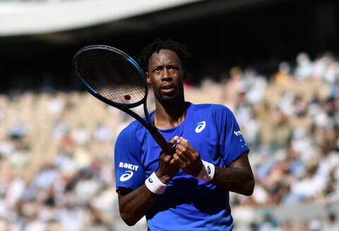 France's Gael Monfils reacts during his men's singles third round match against France's Antoine Hoang on day seven of The Roland Garros 2019 French Open tennis tournament in Paris on June 1, 2019. (Photo by Philippe LOPEZ / AFP)