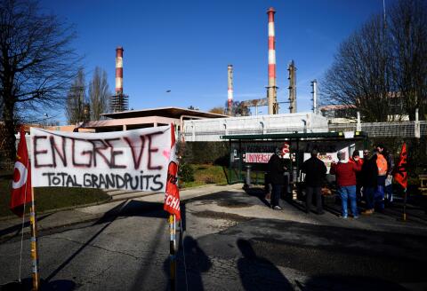 Workers on strike block the Grandpuits refinery in Grandpuits-Bailly-Carrois, as part of a protest against French government's plan to overhaul the country's retirement system, on January 6, 2020. (Photo by Martin BUREAU / AFP)