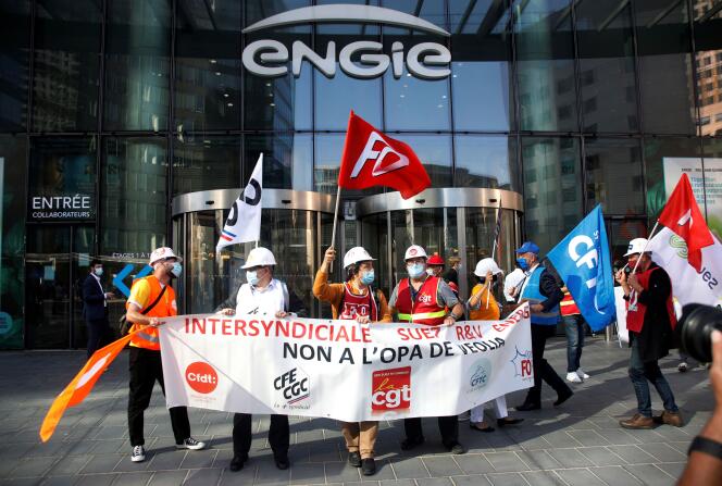 Des employés de Suez manifestent devant le siège social d’Engie contre la tentative de rachat de Veolia, dans le quartier de la Défense, à Paris, le 22 septembre.