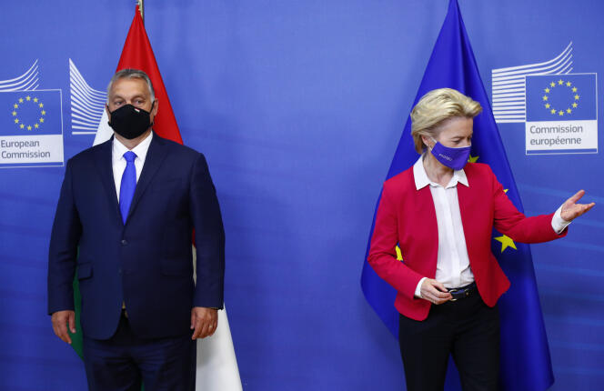 Le premier ministre hongrois, Viktor Orban, et la présidente de la commission européenne, Ursula von der Leyen, à Bruxelles, le 24 septembre.